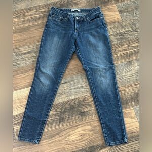 Levi's 535 Leggings Skinny Jeans with Classic Indigo Hue